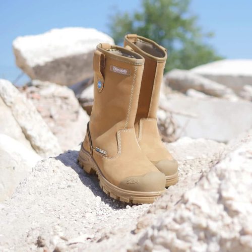 HERACLES S3-situation1-S24 paire de bottes de sécurité couleur crème sur des rochers