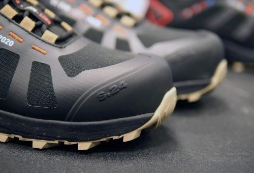 zoom sur l'avant d'une chaussure de sécurité noire et marron