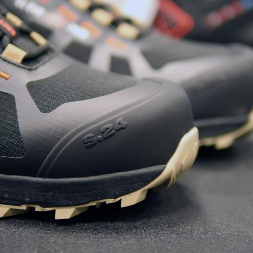 zoom sur l'avant d'une chaussure de sécurité noire et marron