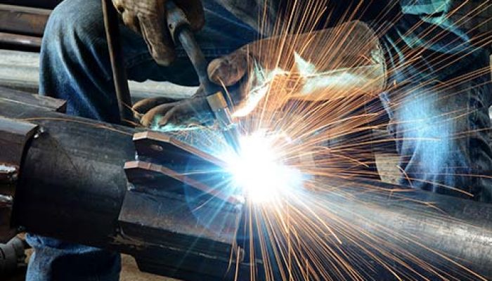 IndLourde soudeur qui travaille sur un conduit