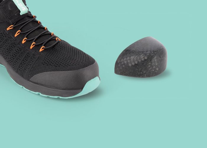 basket de sécurité avec un embout de protection des orteils sur un fond vert