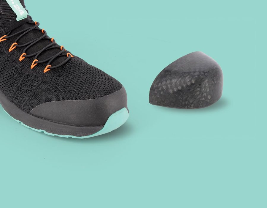 basket de sécurité avec un embout de protection des orteils sur un fond vert