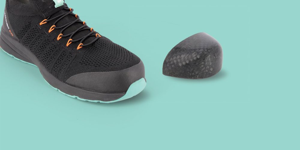 basket de sécurité avec un embout de protection des orteils sur un fond vert