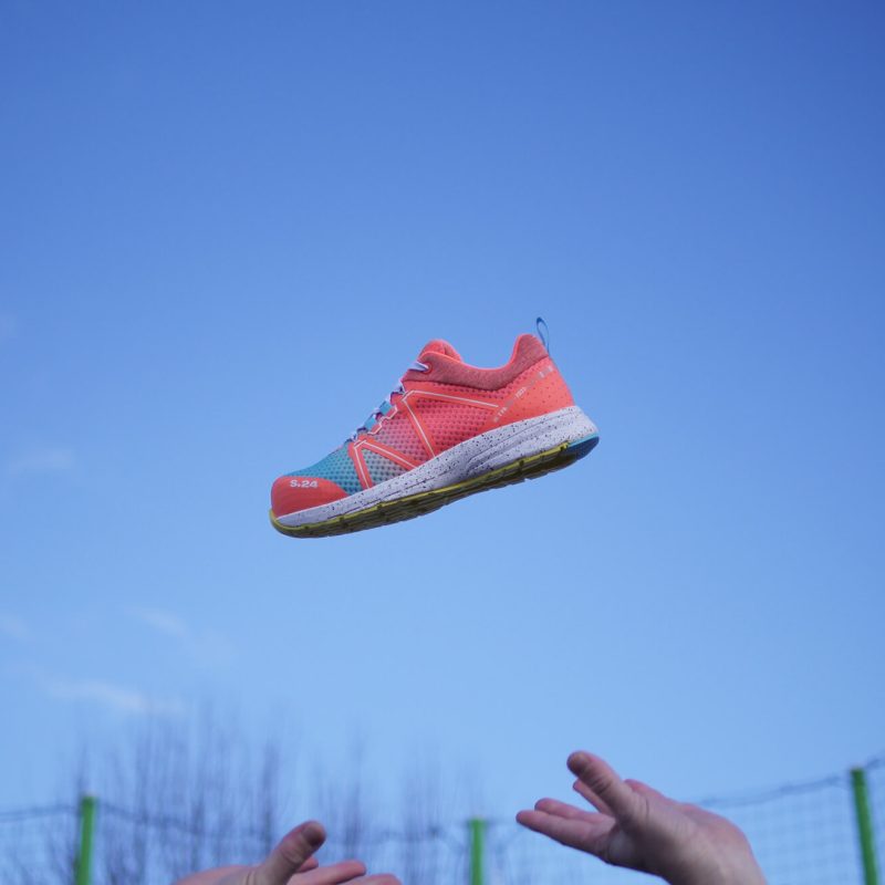 chaussure de sécurité rose en l'air dans un ciel bleu