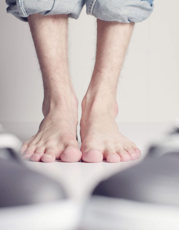 pieds nus d'une personne vus de face