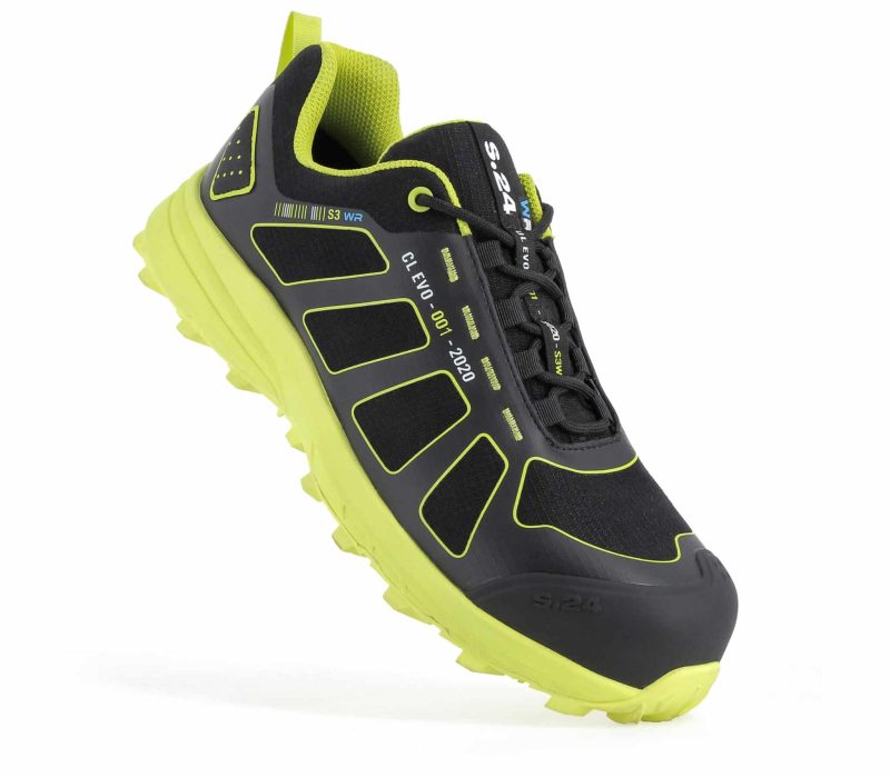 chaussure de sécurité noire et jaune vue de devant