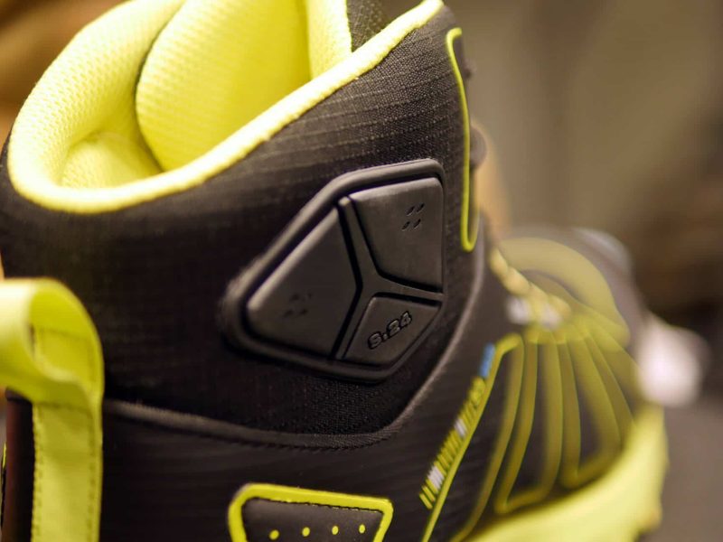 zoom sur le protège malléole d'une chaussure montante noire et jaune