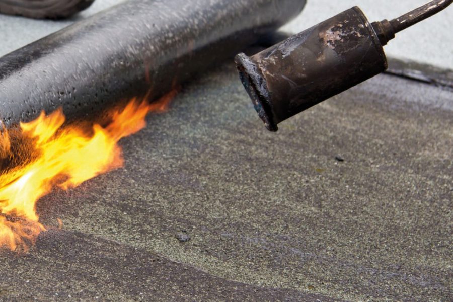 flamme avec plaque de goudron chaud