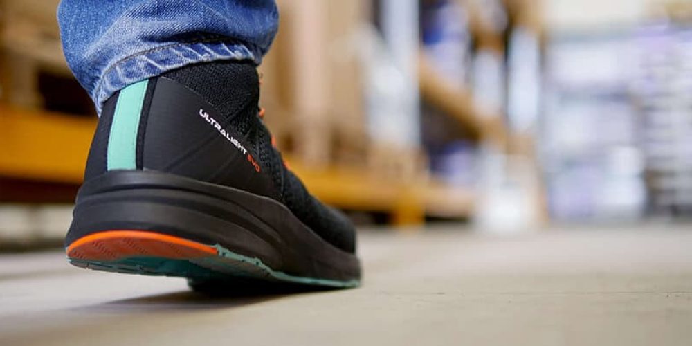 semelle de de chaussure de sécurité légère vue de derrière dans un entrepôt