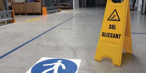 atelier avec signalisation autocollant et panneau sol glissant