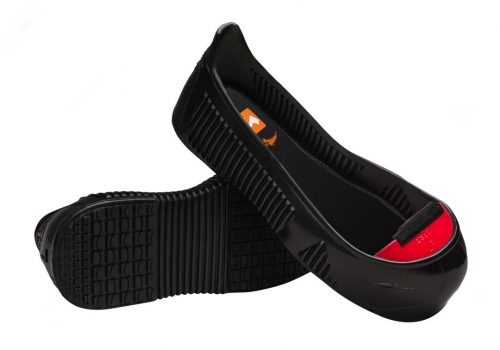 sur-chaussure noire antiglisse, anti perforation et antichoc avec un embout rouge