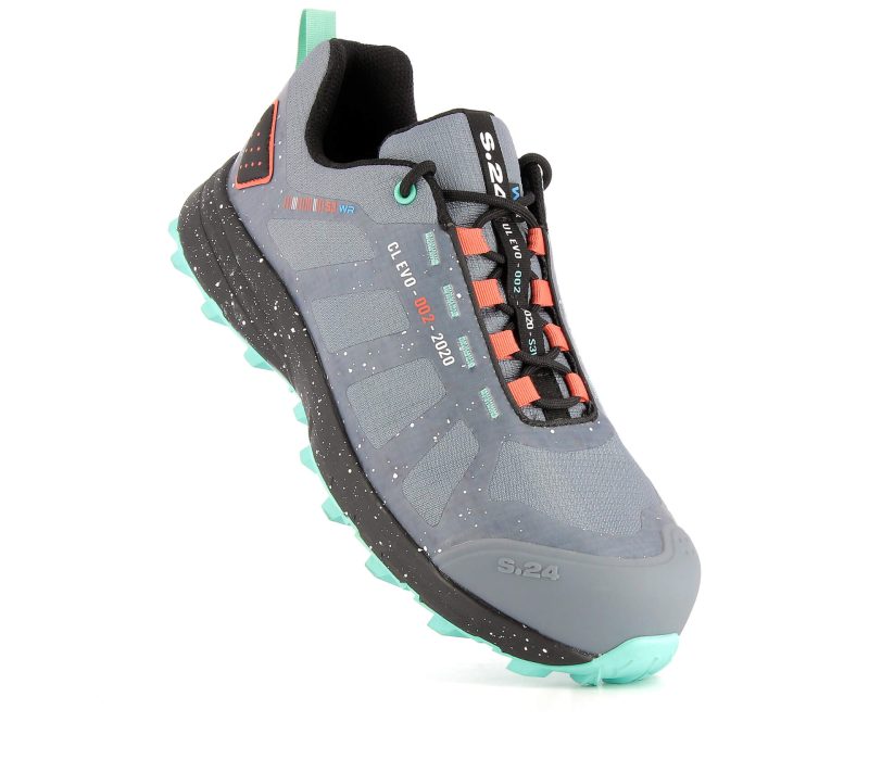 chaussure de sécurité bleu et noire vue de devant