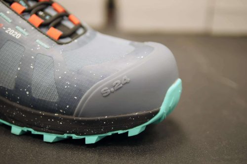 zoom sur l'avant d'une chaussure de sécurité bleu et noire