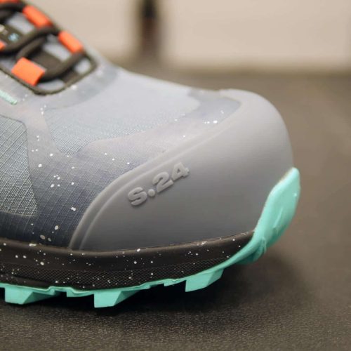 zoom sur l'avant d'une chaussure de sécurité bleu et noire