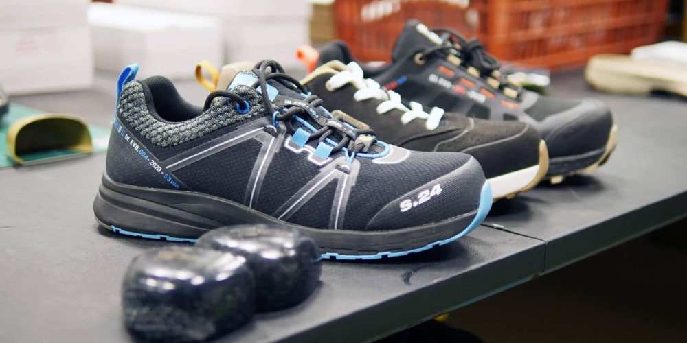 trois chaussures posées sur une table