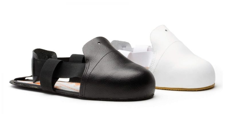 Sur-chaussure avec embout acier 200 joules et semelle anti-perforation composite noir blanc homme et femme vue de profil
