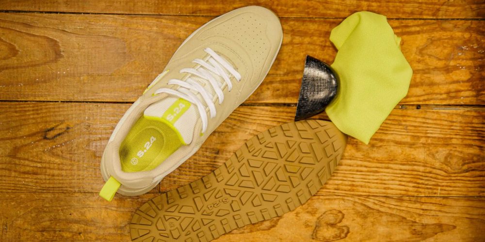 basket de sécurité couleur crème et blanche vue de dessus sur un sol bois