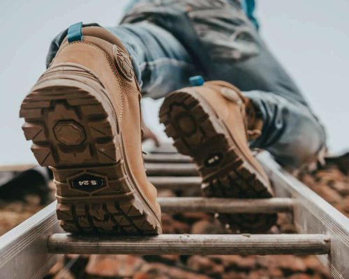 XPER TP 2 1080×1080 homme qui monte une échelle vu de dessous