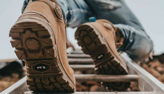 homme qui monte une échelle vu de dessous