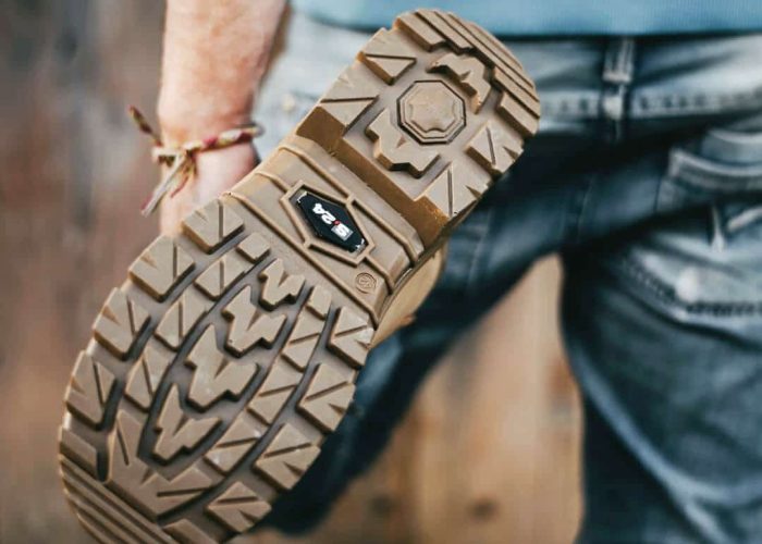 semelle d'une chaussure de sécurité d'un homme qui s'étire la jambe