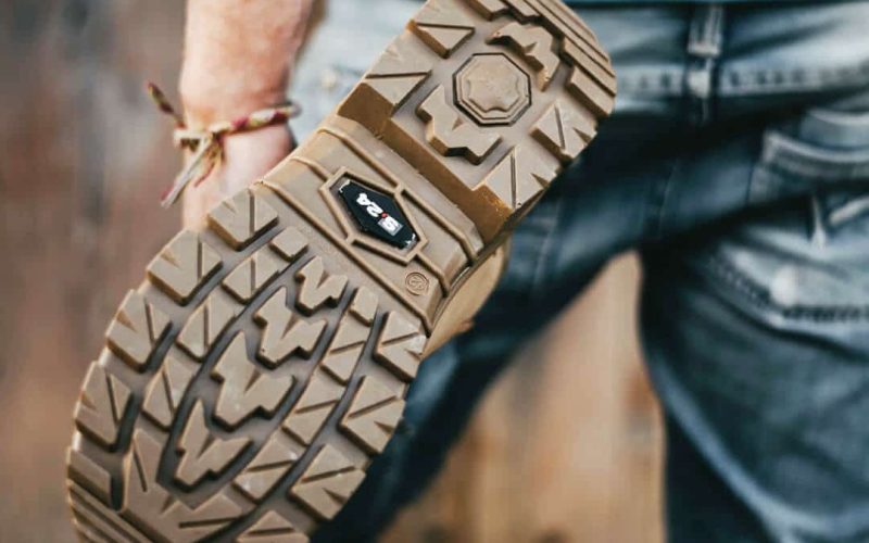 semelle d'une chaussure de sécurité d'un homme qui s'étire la jambe