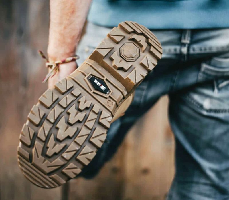 semelle d'une chaussure de sécurité d'un homme qui s'étire la jambe