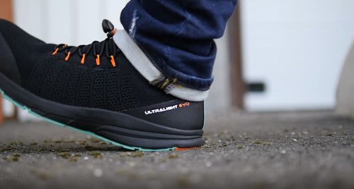 zoom sur le talon d'une chaussure de sécurité en train d'amortir l'impact de la marche