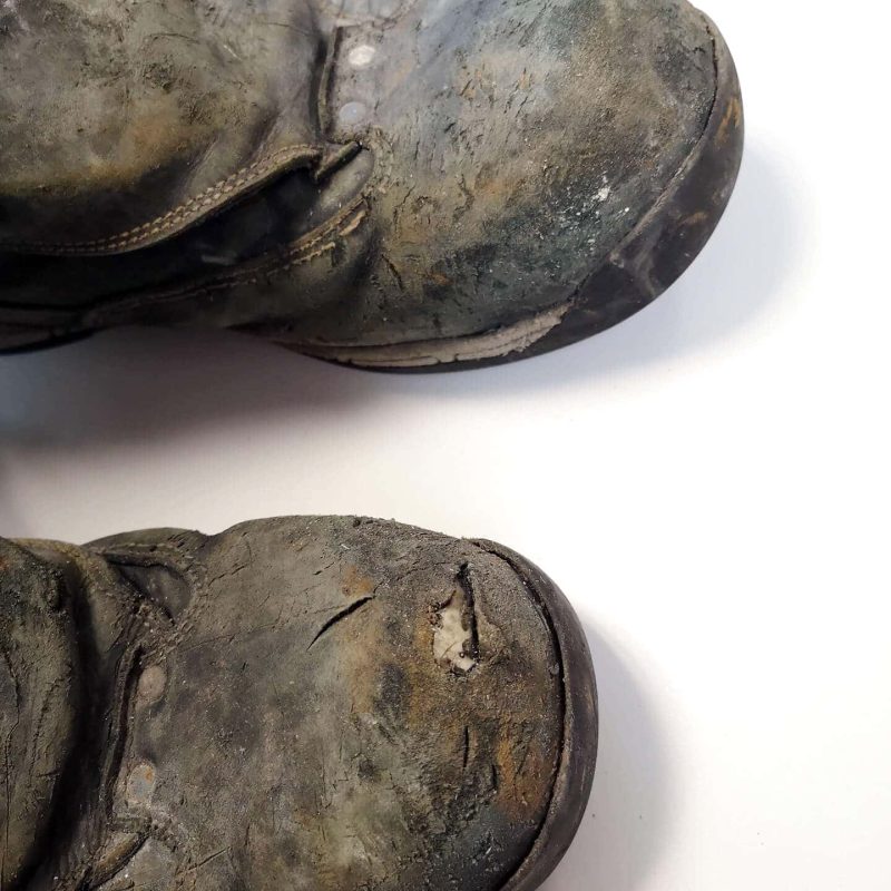 paire de chaussures avec l'avant sale et troué