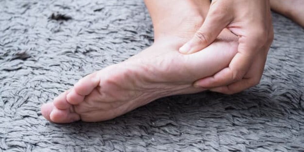 blessure au pied personne qui se masse une douleur talon