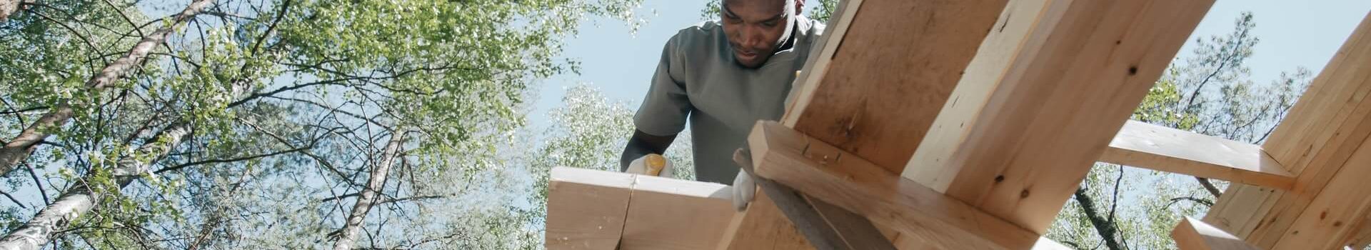 charpentier charpentier en train de couper du bois en hauteur