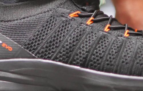 zoom sur une chaussure de sport tricottée noire