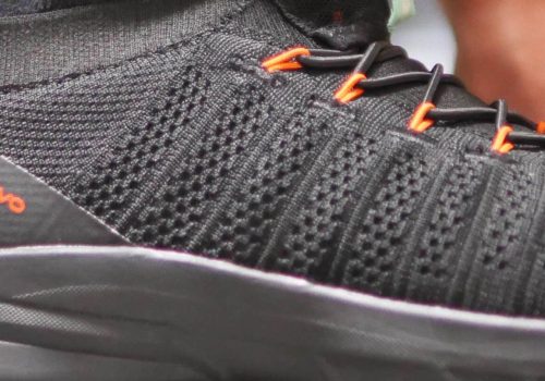 chaussure de sécurité tricot zoom sur une chaussure de sport tricottée noire