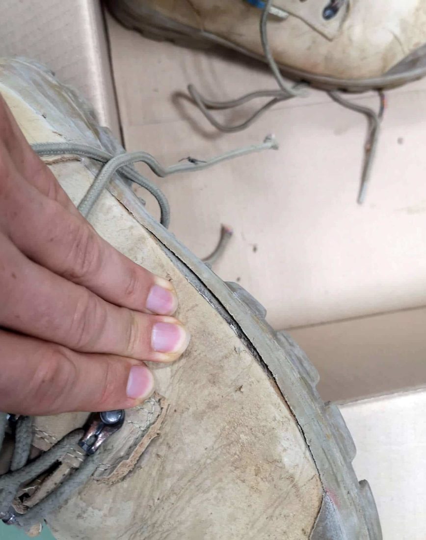 chaussure en cuir marron avec la semelle décollée sur le côté