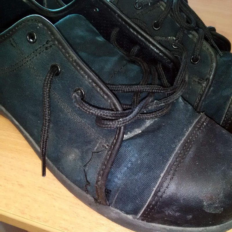 défaut piqûre sur chaussure de sécurité noire