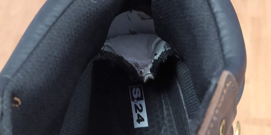 intérieur d'une chaussure avec la doublure craquée