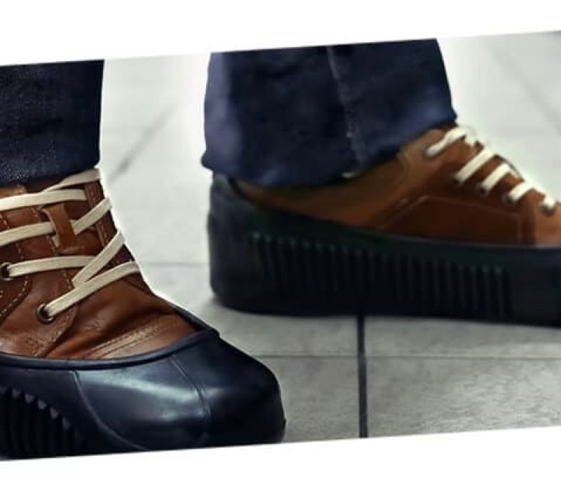 easygrip sur-chaussures antiglisse noires sur du carrelage