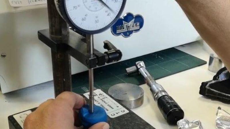 main tenant un comparateur qui mesure une pate à modelée bleue