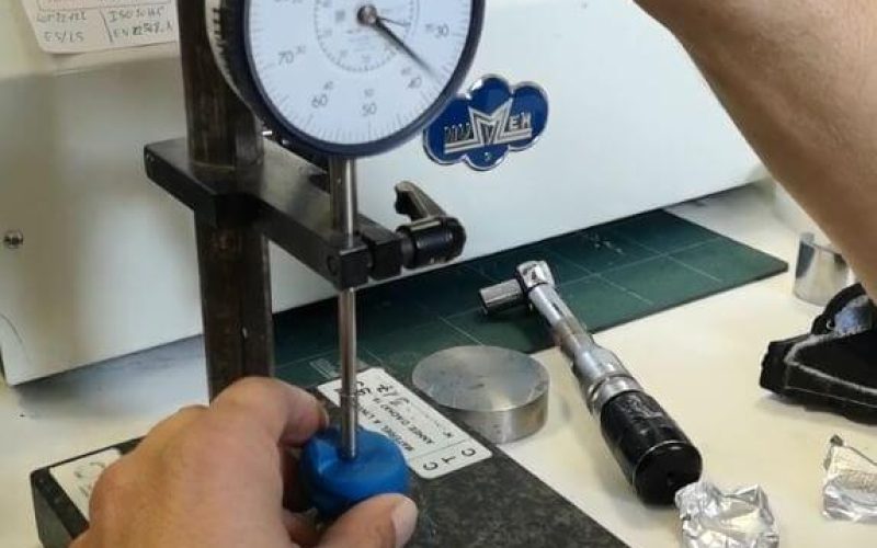 main tenant un comparateur qui mesure une pate à modelée bleue