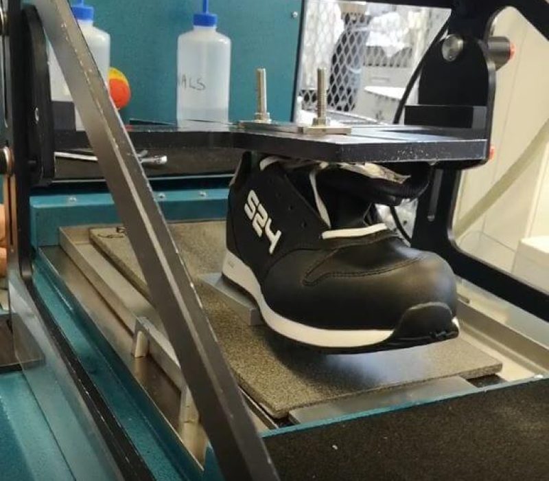 chaussure noire testée sur un instrument de mesure