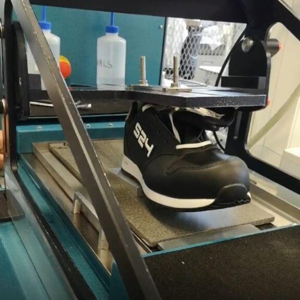 chaussure noire testée sur un instrument de mesure