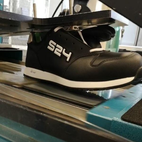 chaussure noire testée sur un instrument de mesure