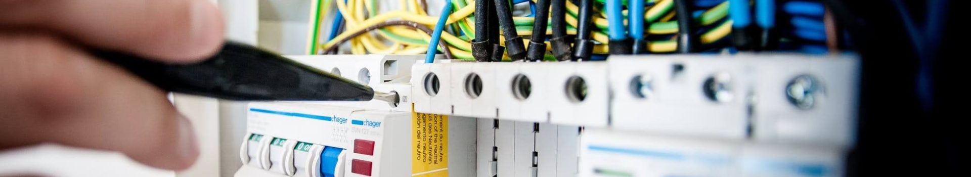 installation électrique tableau électrique ouvert avec des fils de couleur jaune, vert, bleu et noir