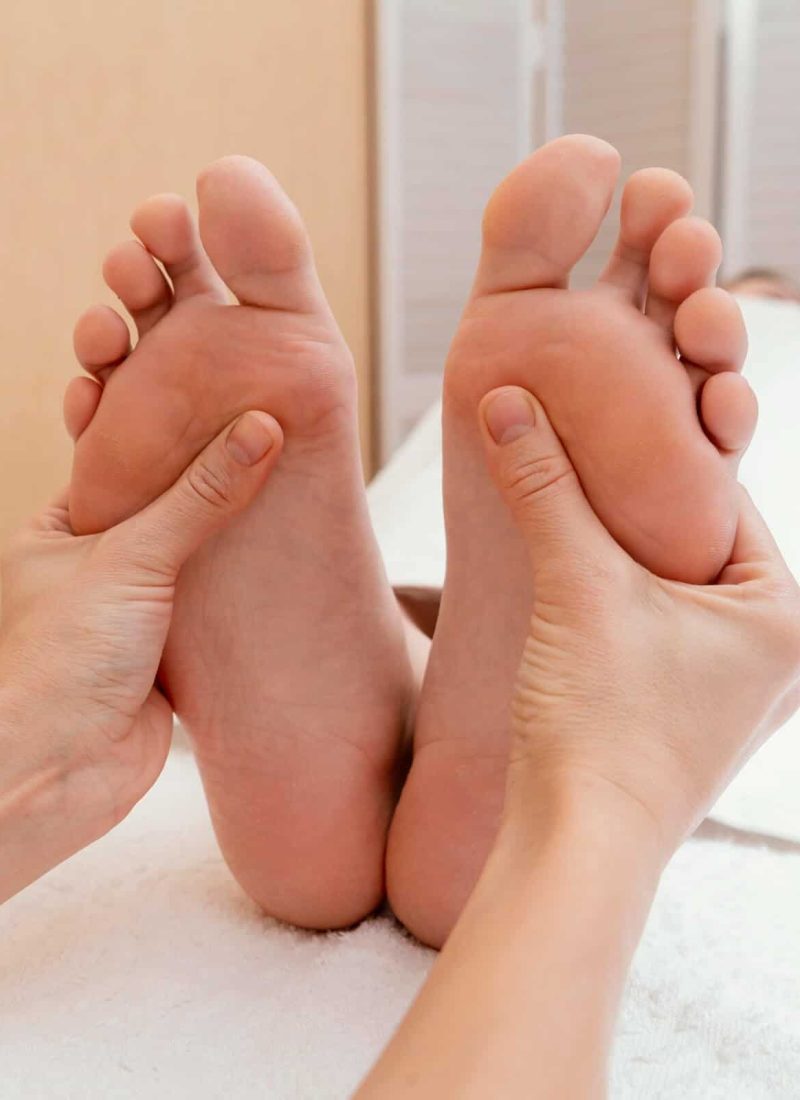 personne en train de masser des pieds