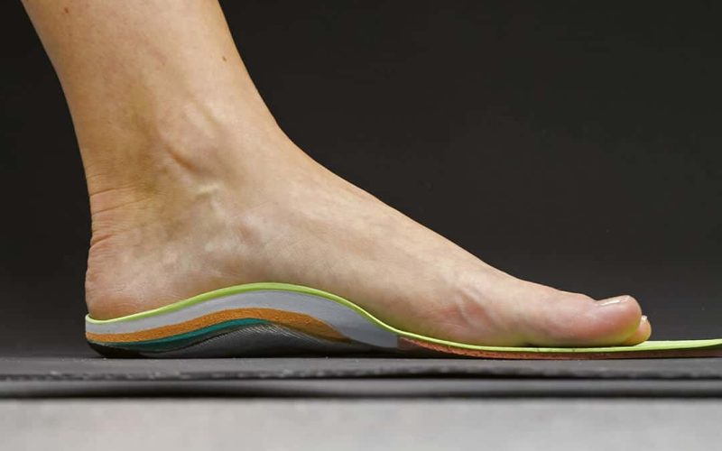 profil d'un pied sur une semelle de confort multicolore