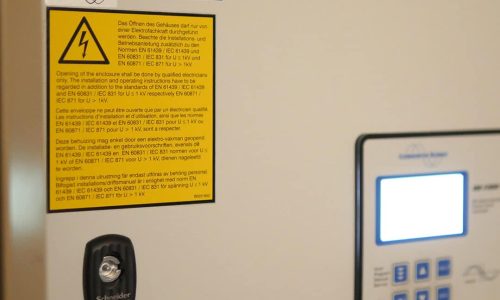 porte d'un tableau électrique avec écran lumineux