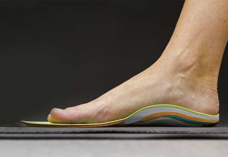 profil d'un pied nu posé sur une semelle de confort