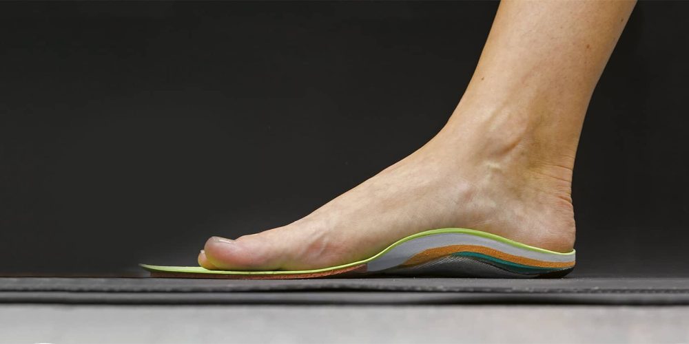 profil d'un pied nu posé sur une semelle de confort