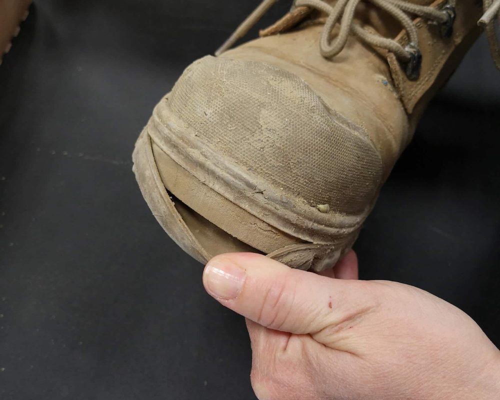 avant d'une chaussure marron avec la semelle décollée