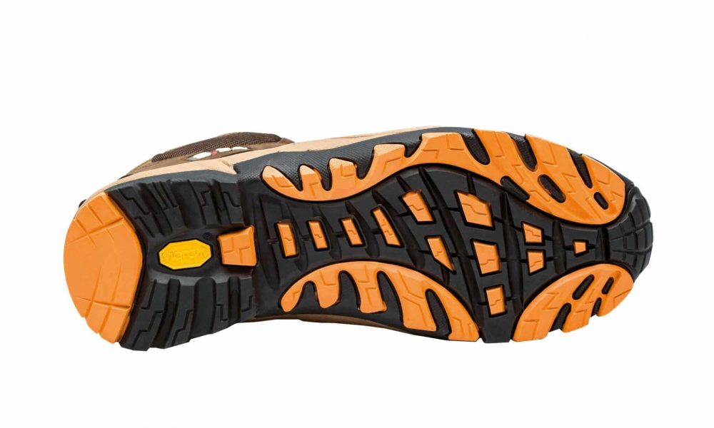 semelle de chaussure orange et noir vue de dessous