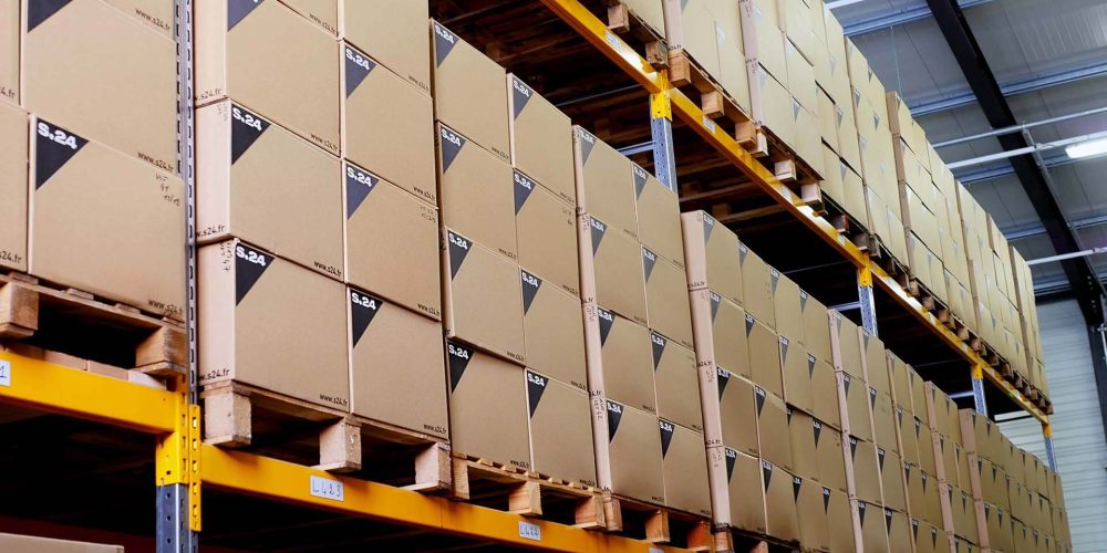 stockage avec de nombreux cartons